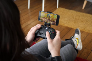 How to connect a Xbox controller to Fortnite Mobile