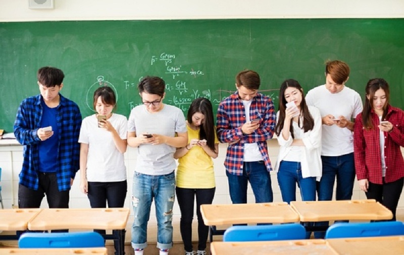 Mobile Phones Should Be Banned in Schools